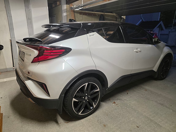 Toyota C-HR 3 of 11