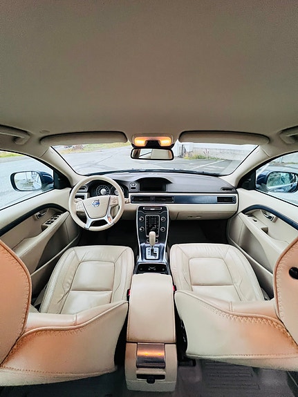 Volvo XC70 13 of 22