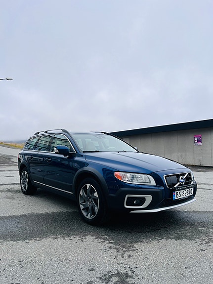 Volvo XC70 2 of 22