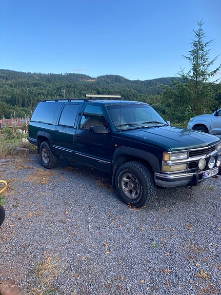 Chevrolet Suburban 2 of 6