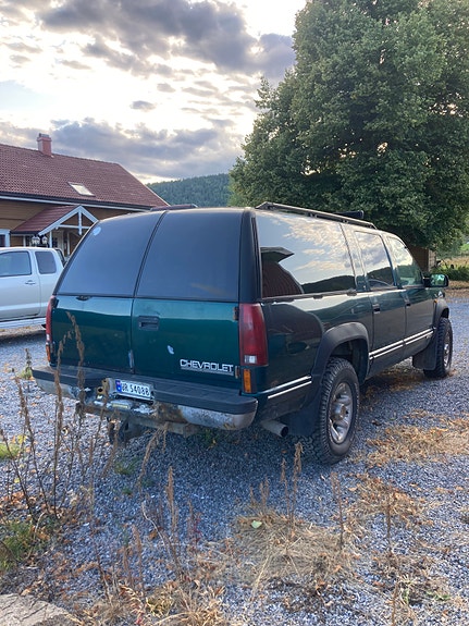 Chevrolet Suburban 3 of 6