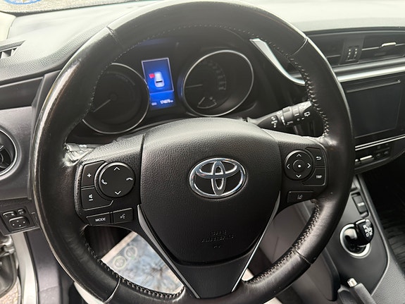 Toyota Auris 15 of 17