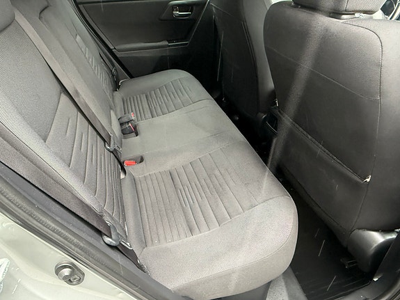 Toyota Auris 10 of 17
