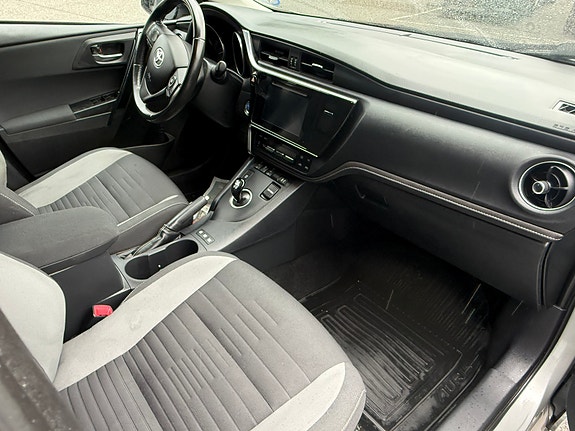 Toyota Auris 7 of 17