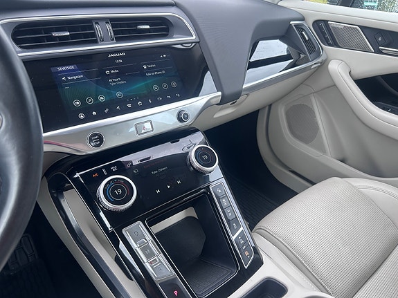 Jaguar I-PACE 23 of 30