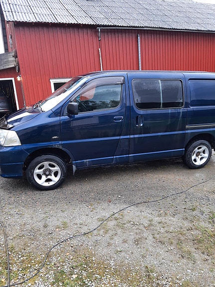 Toyota HiAce 2 of 9
