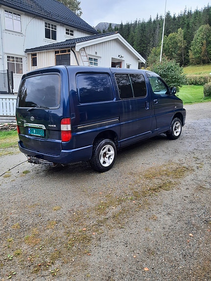 Toyota HiAce 3 of 9