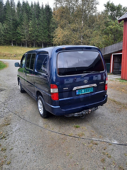 Toyota HiAce 4 of 9