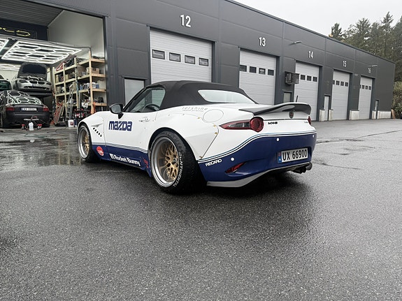 Mazda MX-5 4 of 21