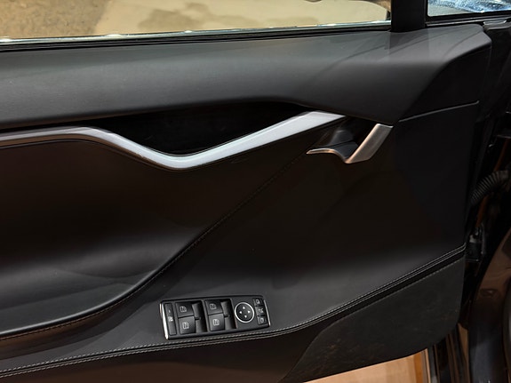 Tesla Model S 28 of 30