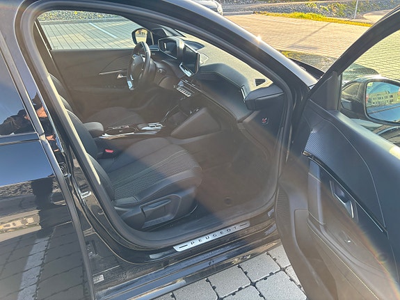 Peugeot 208 4 of 18