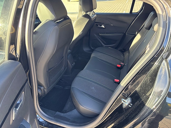 Peugeot 208 12 of 18