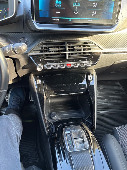 Peugeot 208 2 of 18