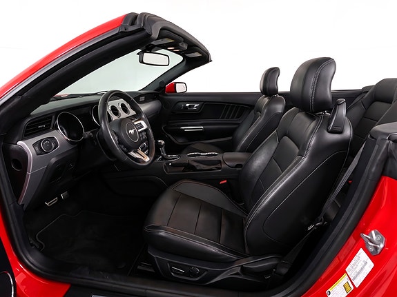 Ford Mustang 8 of 12