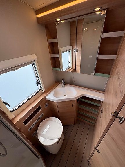 Knaus Südwind 580 QS Black Selection ALDE / STORT KJØLESKAP / 6 SOVEPLASSER / DUSJ KABINETT! 27 of 30