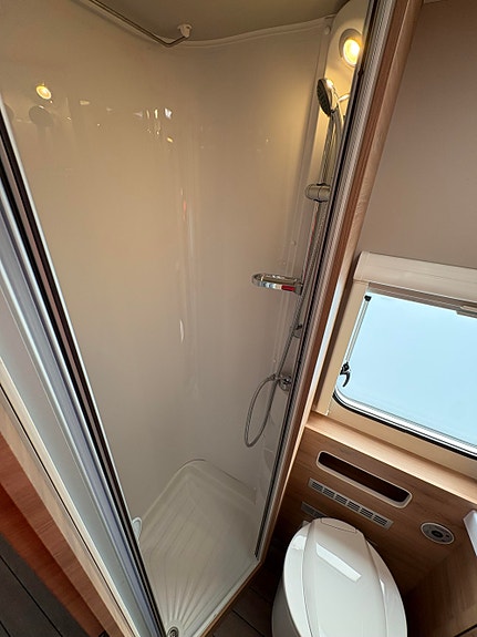 Knaus Südwind 580 QS Black Selection ALDE / STORT KJØLESKAP / 6 SOVEPLASSER / DUSJ KABINETT! 28 of 30
