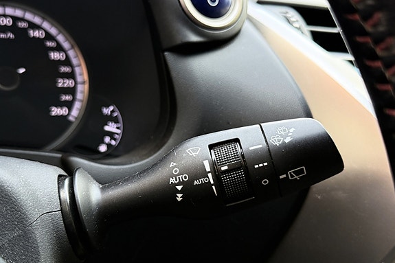 Lexus NX300h 24 of 28