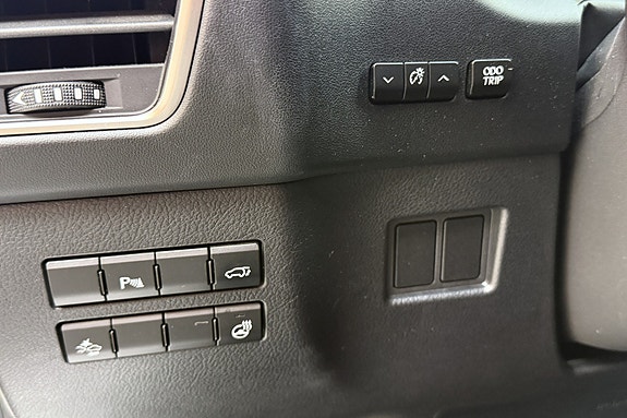 Lexus NX300h 27 of 28