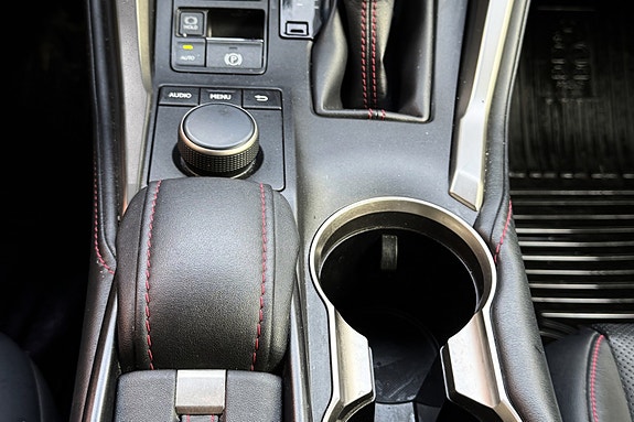 Lexus NX300h 26 of 28