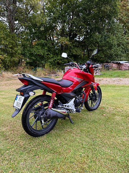 Honda CB 125F 3 of 8