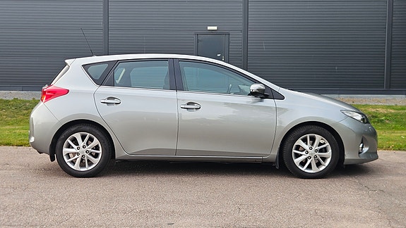 Toyota Auris 4 of 27