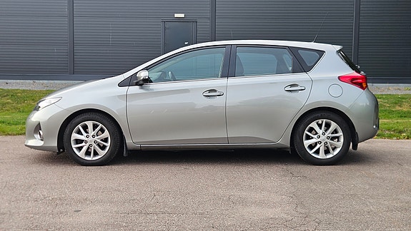 Toyota Auris 7 of 27