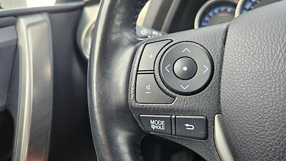 Toyota Auris 12 of 27