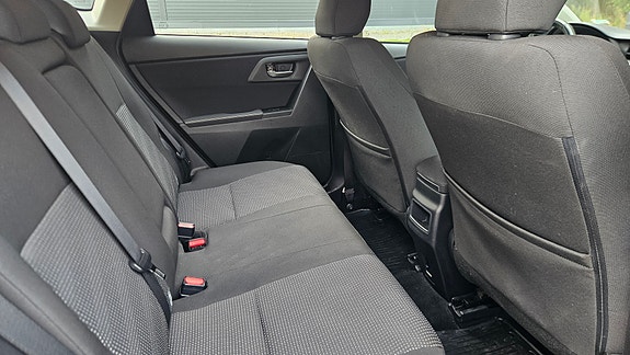 Toyota Auris 19 of 27