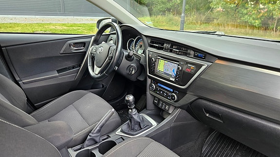 Toyota Auris 15 of 27