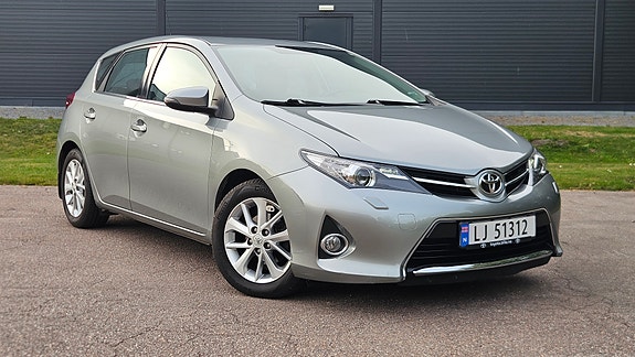 Toyota Auris 2 of 27