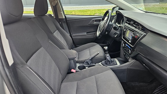 Toyota Auris 17 of 27