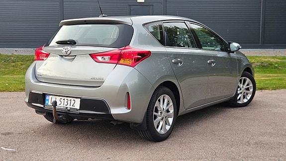 Toyota Auris 8 of 27