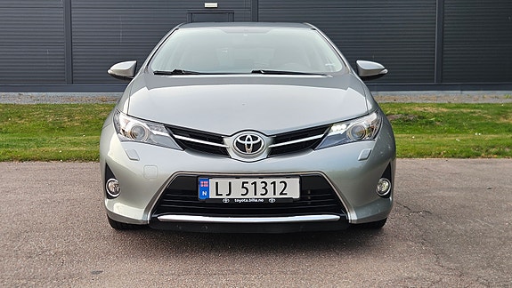 Toyota Auris 5 of 27