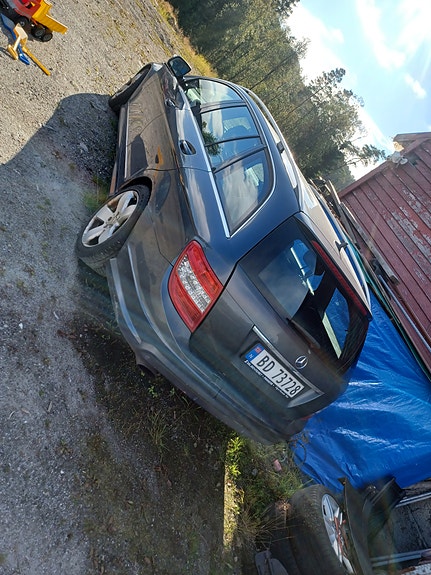 Mercedes-Benz 220 D 2 of 7