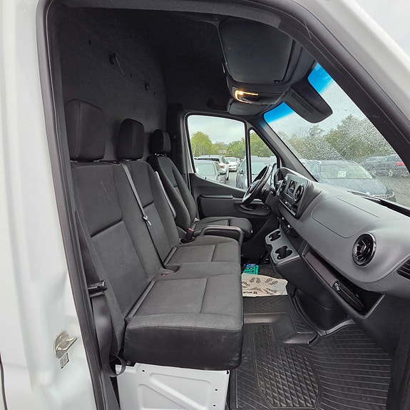 Mercedes-Benz Sprinter 28 of 30