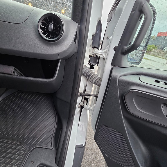 Mercedes-Benz Sprinter 27 of 30