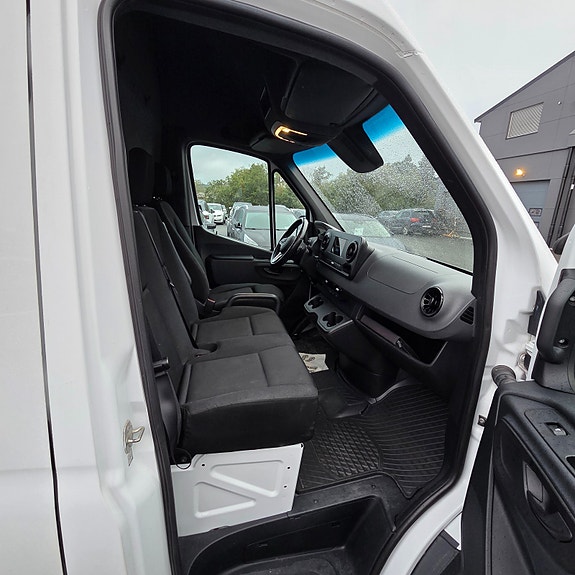 Mercedes-Benz Sprinter 29 of 30