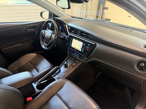Toyota Auris 27 of 30
