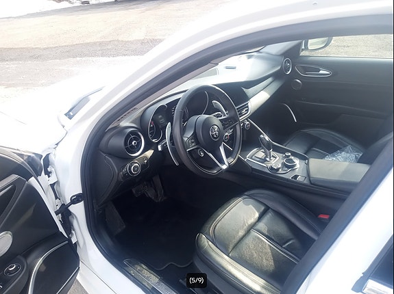 Alfa Romeo Giulia 2 of 9