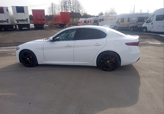Alfa Romeo Giulia 9 of 9