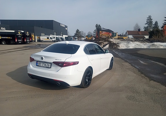 Alfa Romeo Giulia 7 of 9