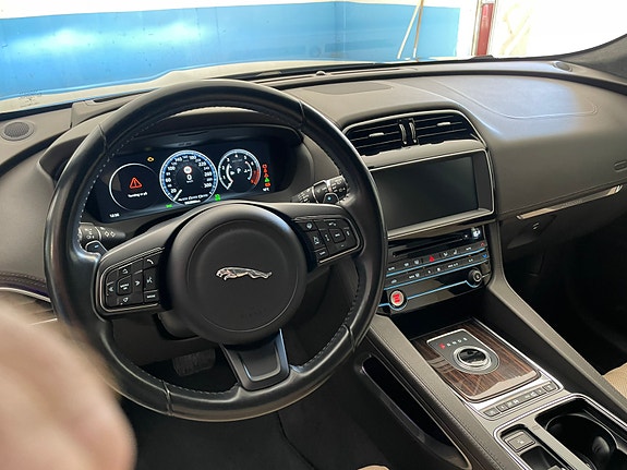 Jaguar F-PACE 9 of 14