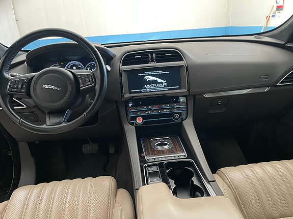 Jaguar F-PACE 12 of 14