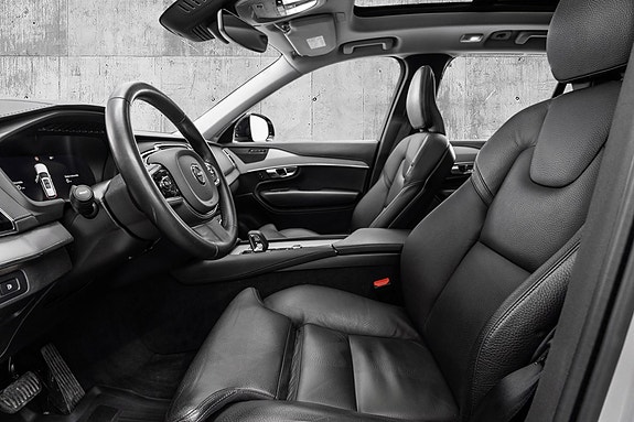 Volvo XC90 10 of 30