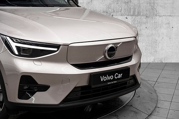 Volvo XC40 2 of 29
