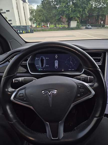 Tesla Model X 10 of 14