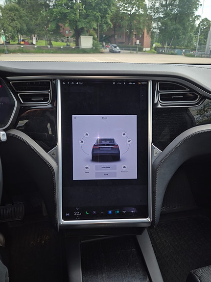 Tesla Model X 13 of 14