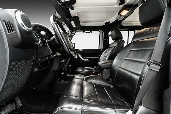 Jeep Wrangler Unlimited 14 of 26