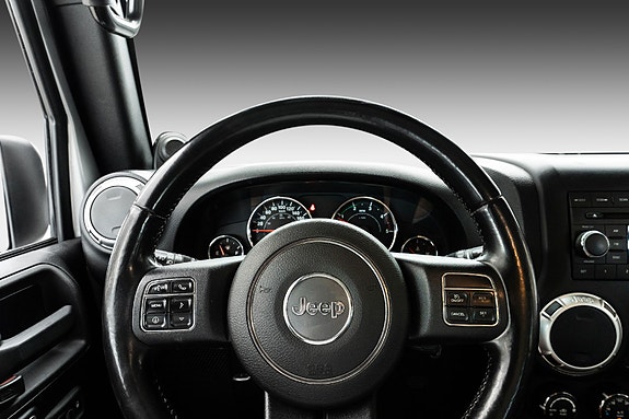 Jeep Wrangler Unlimited 16 of 26