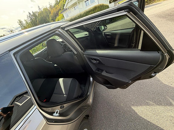 Toyota Auris 10 of 25